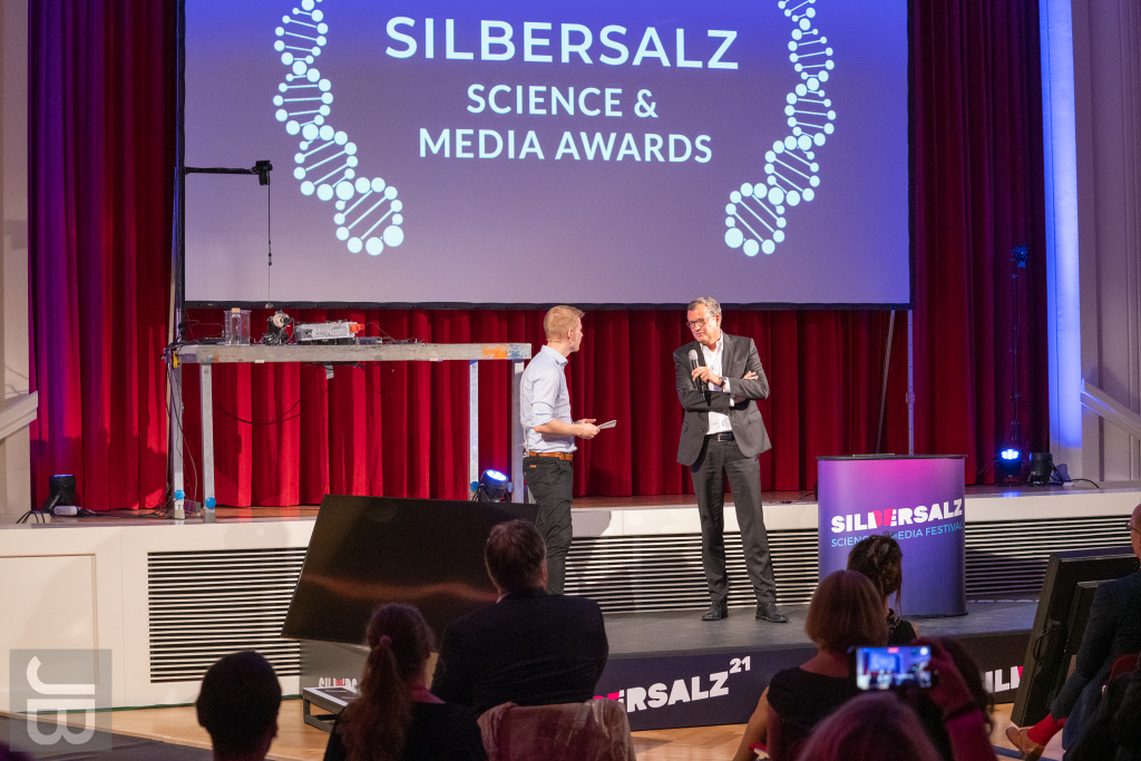 Cedric Engels (Doktor Whatson) und Prof. Dr. Gerald Haug (Präsident Leopoldina) | SILBERSALZ Science & Media Awards 2021 | credit: Joachim Blobel