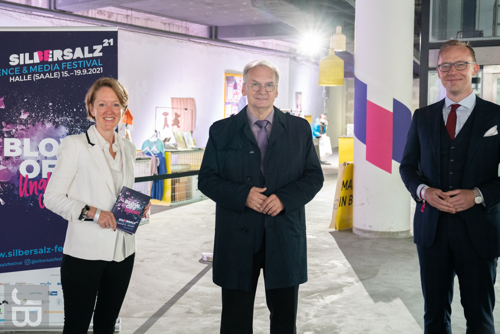 Ministerpräsident Dr. Reiner Haseloff mit Henry Alt-Haake (Robert Bosch Stiftung) und Donata von Perfall (Documentary Campus) | SILBERSALZ Festival 2021 | credit: Joachim Blobel